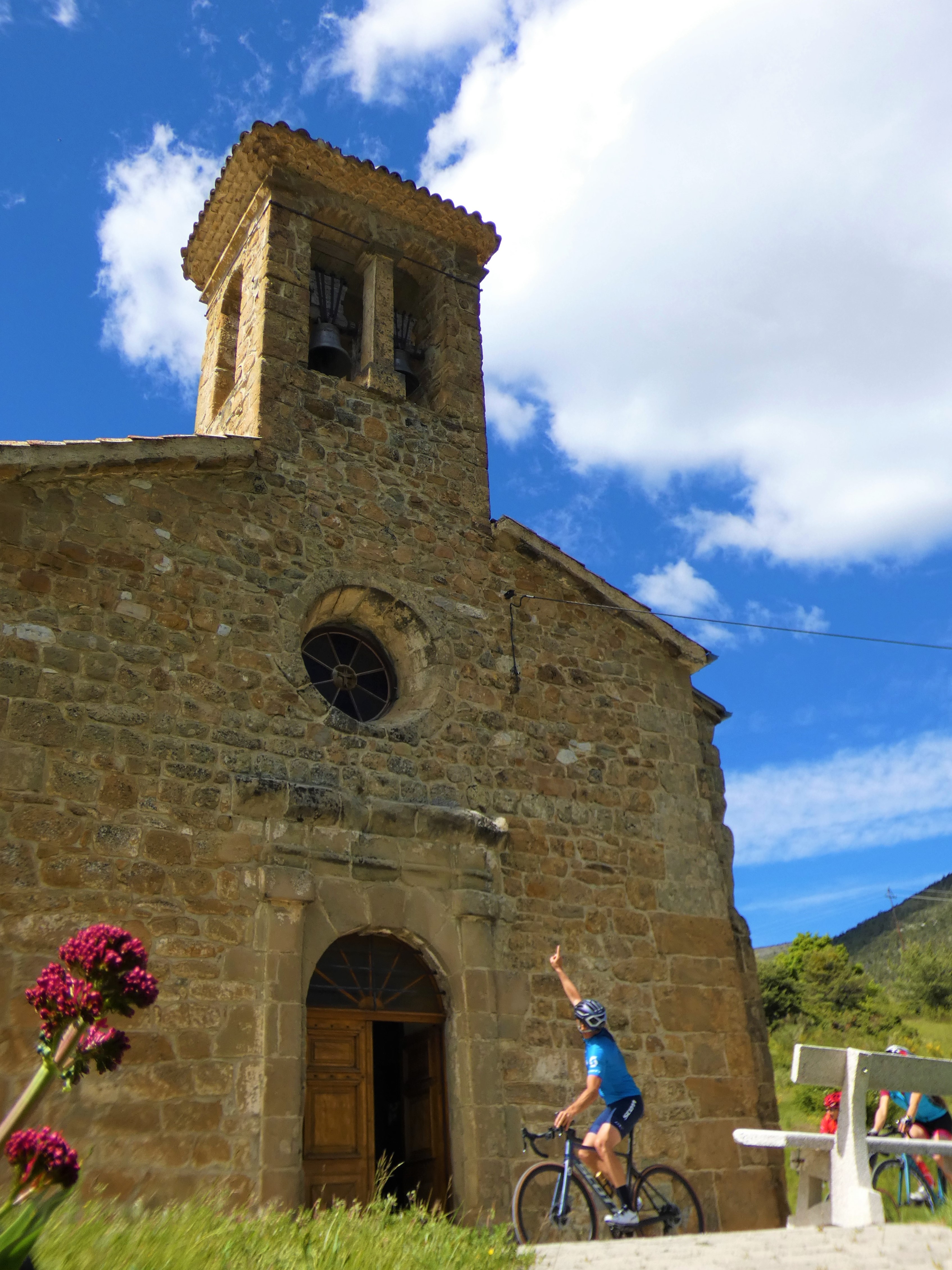 Fietser voor de&apos;église de Montmorin